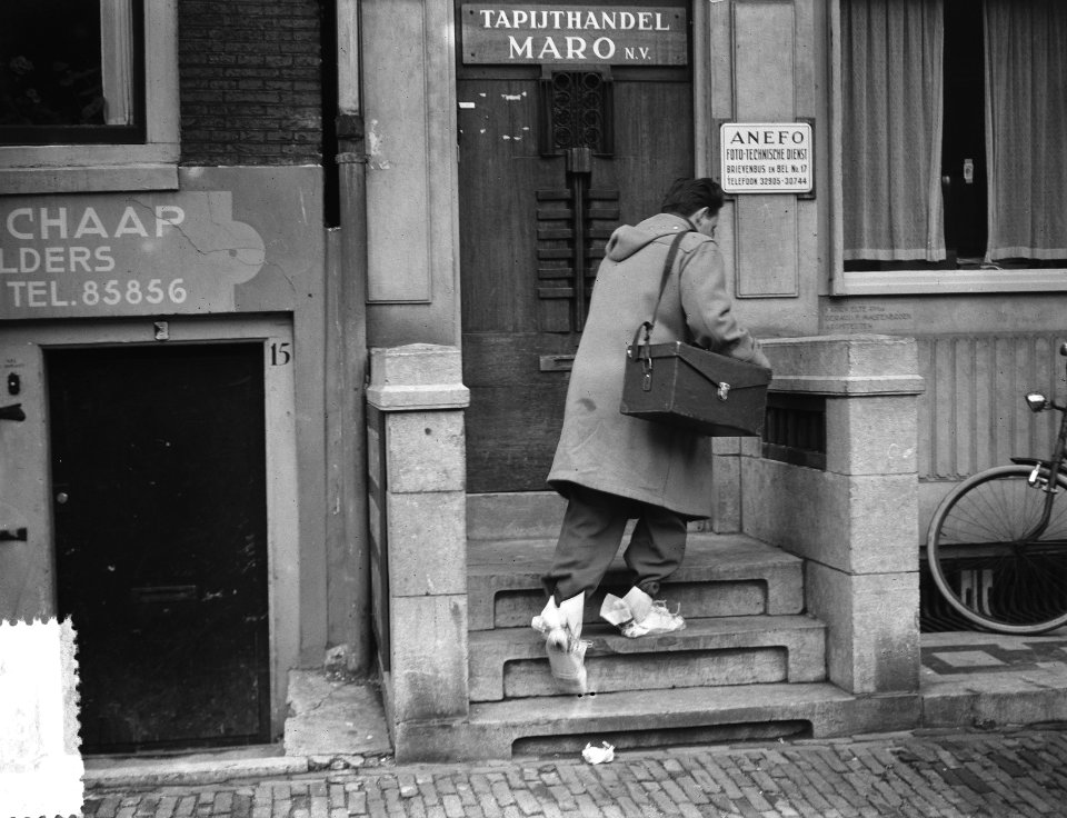 Natte fotograaf met papieren schoenen, Bestanddeelnr 905-4183
