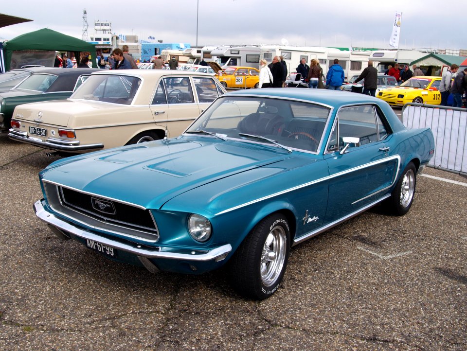Nationale oldtimerdag Zandvoort 2010, blue Ford Mustang pic2