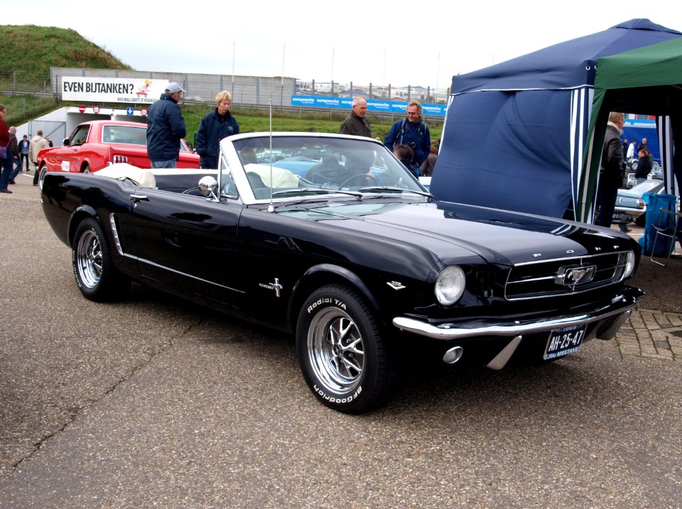 Nationale oldtimerdag Zandvoort 2010, 1965 FORD MUSTANG CONVERTIBLE, AH-25-47 pic2