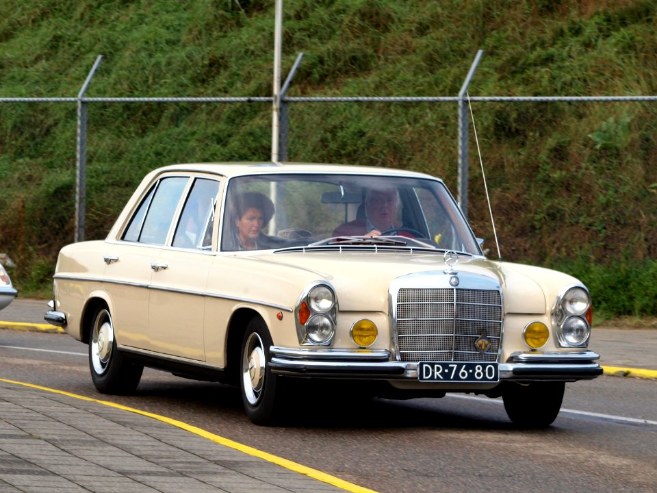Nationale oldtimerdag Zandvoort 2010, 1966 MERCEDES-BENZ 250SE, DR-76-80