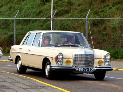 Nationale oldtimerdag Zandvoort 2010, 1966 MERCEDES-BENZ 250SE, DR-76-80