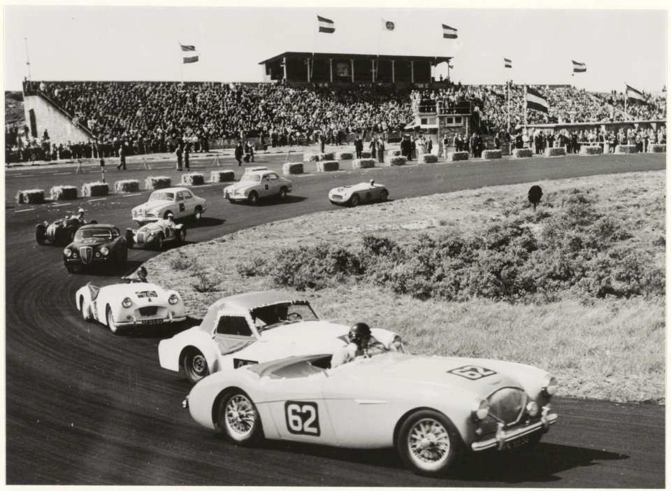 Nationale sportwagenraces op het circuit, ziende naar het noordwesten. NL-HlmNHA 54005925