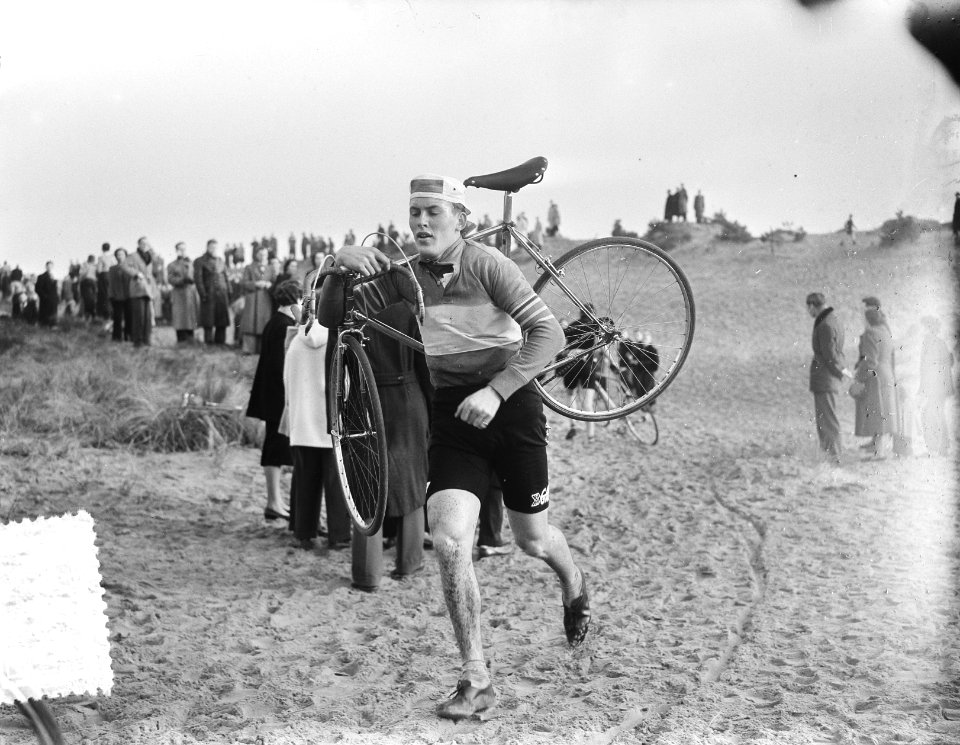 Nationale Cycle Cross Lek. Winnaar A. van het Hof Haarlem, Bestanddeelnr 905-4900