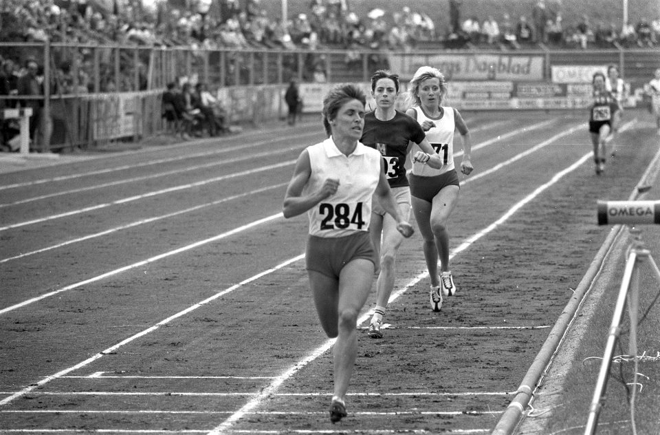 Nationale Atletiekkampioenschappen te Kerkrade, 800 meter dames vlnr Ilja Ke, Bestanddeelnr 925-7894