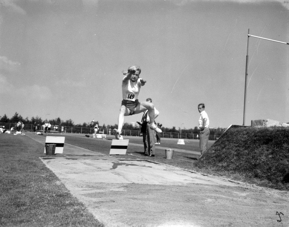 Nationale Atletiekwedstrijden te Haarlem, Corrie Bakker aktie, Bestanddeelnr 919-4689
