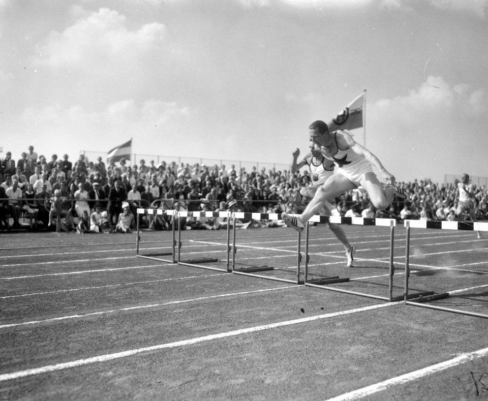 Nationale Atletiekwedstrijden te Haarlem, Nederlands kampioen 200 meter horden M, Bestanddeelnr 919-4681