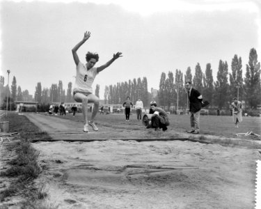 Nationale atletiekwedstrijden op de Sintelbaan te Amsterdam verspringen, Joke Bi, Bestanddeelnr 911-2582