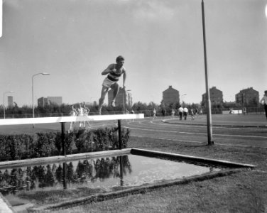 Nationale Atletiekwedstrijden te Haarlem, steeple chase, 300 meter , W. Willems , Bestanddeelnr 919-4686