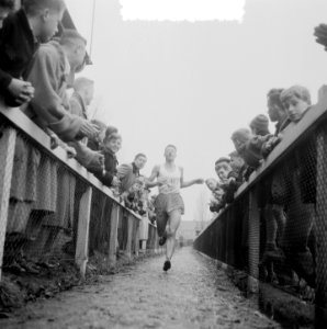 Nationale Bosloop Leiden, finish Van de Linde passeert, Bestanddeelnr 906-2980