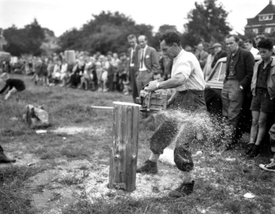 Nationale boomzaagwedstrijden, Jan van Beek in aktie, Bestanddeelnr 914-2332
