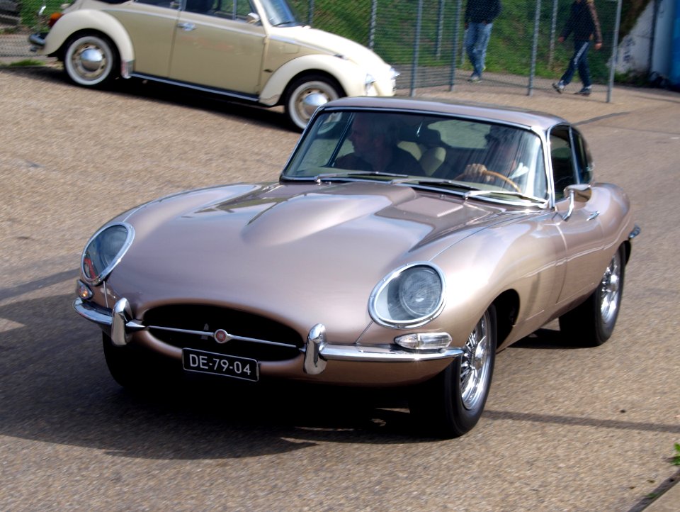 Nationale oldtimerdag Zandvoort 2010, 1966 JAGUAR E TYPE SERIE 1, DE-79-04 pic1