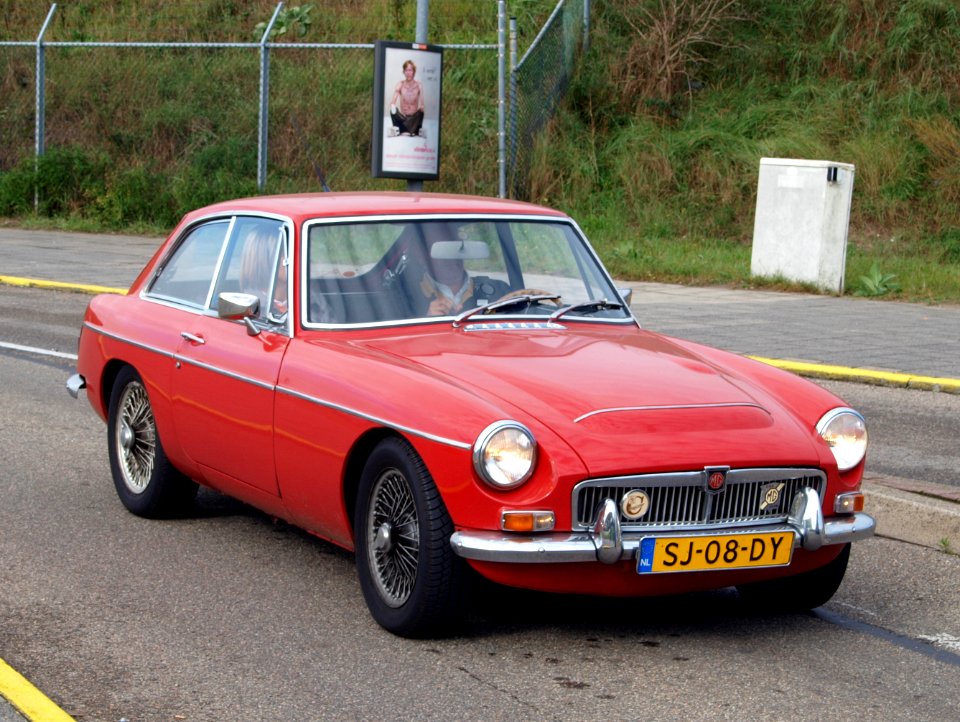 Nationale oldtimerdag Zandvoort 2010, 1969 MG C-GT, SJ-08-DY pic1