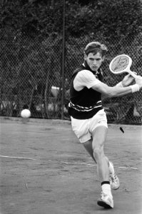 Nationale tenniskampioenschappen in Scheveningen (METS) Loek Sanders in actie, Bestanddeelnr 929-3002