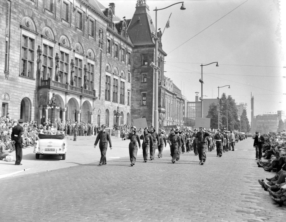 Nationale BB demonstratie te Rotterdam, defile stadhuis, Bestanddeelnr 907-2043