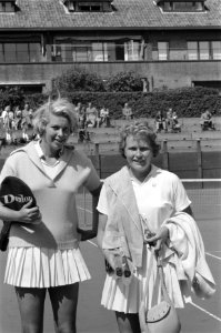 Nationale Tenniskampioenschappen Hennie van Rijn en juffrouw Keller, Bestanddeelnr 912-8504