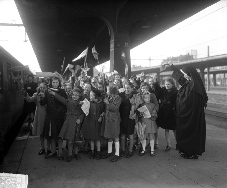Nationale Bedevaart uit Maastricht naar Rome, kinderen op perron, Bestanddeelnr 903-9010