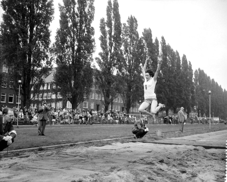 Nationale atletiekwedstrijden op de Sintelbaan te Amsterdam verspringen, Joke Bi, Bestanddeelnr 911-2581