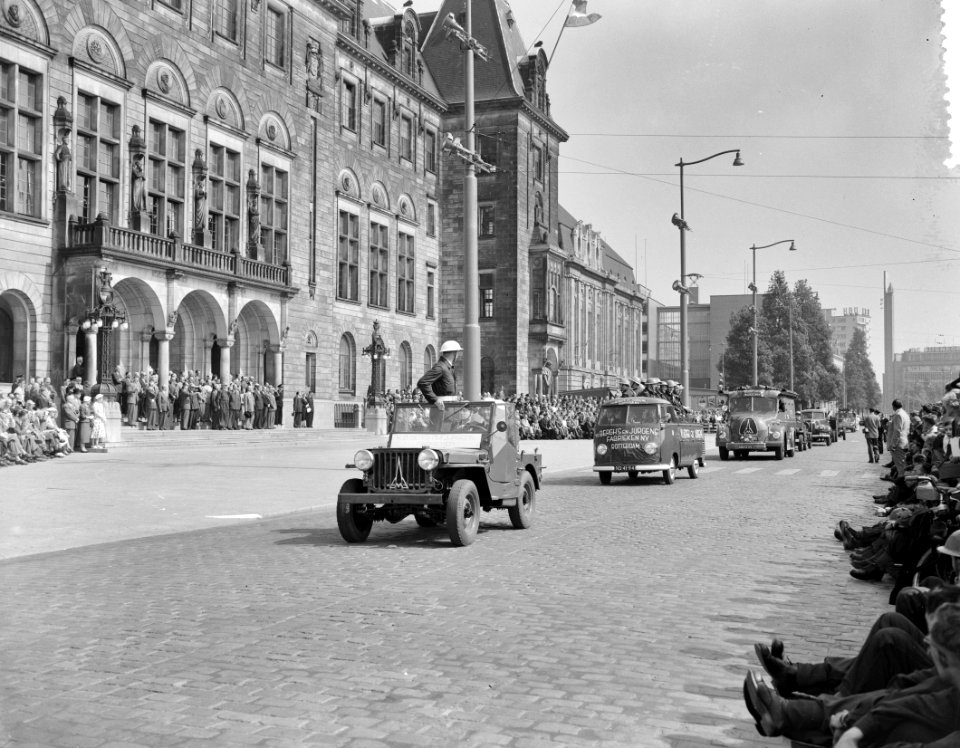 Nationale BB demonstratie te Rotterdam, defile stadhuis, Bestanddeelnr 907-2039