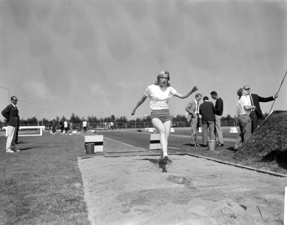 Nationale Atletiekwedstrijden te Haarlem, Corrie Bakker aktie, Bestanddeelnr 919-4688