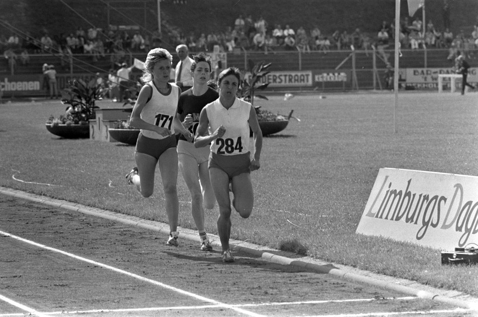 Nationale Atletiekkampioenschappen te Kerkrade, nummer 18 snelwandelaars in akti, Bestanddeelnr 925-7908