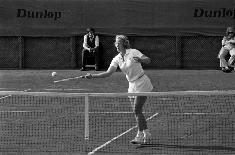 Nationale tenniskampioenschappen in Scheveningen mejuffrouw T Zwaan in actie, Bestanddeelnr 927-3934
