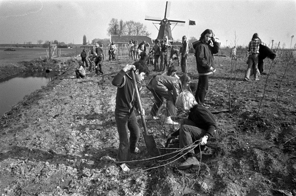 Nationale Boomplantdag, Amsterdam, bomen planten bij de krijtmolen, Bestanddeelnr 926-3051