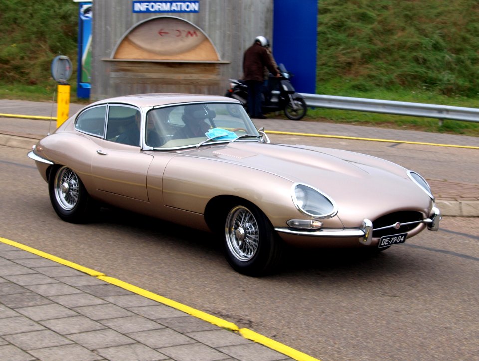 Nationale oldtimerdag Zandvoort 2010, 1966 JAGUAR E TYPE SERIE 1, DE-79-04 pic2