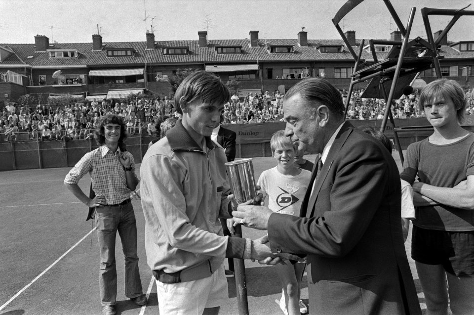 Nationale tenniskampioenschappen in Scheveningen Sanders met beker, Bestanddeelnr 927-3933