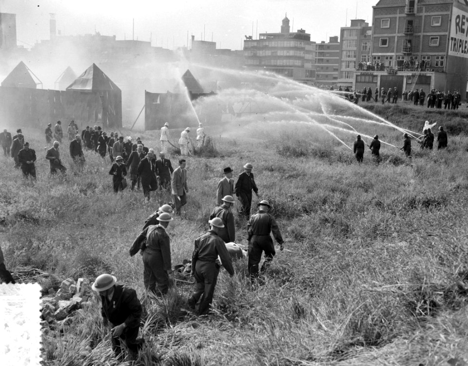 Nationale BB demonstratie te Rotterdam, prof. Bal bij Rode Kruis oefening Blaak, Bestanddeelnr 907-2035