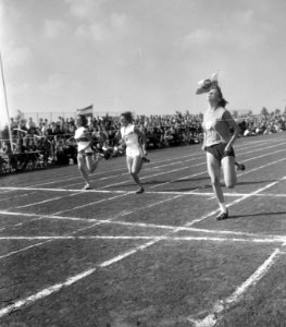 Nationale Atletiekwedstrijden Haarlem, finish 400 dames, Hilda Slaman , Ilja Lam, Bestanddeelnr 919-4682