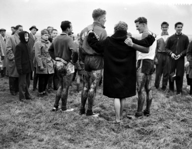 Nationale cross country in tuinstad Slotermeer, bemodderde benen van de lopers m, Bestanddeelnr 912-0065