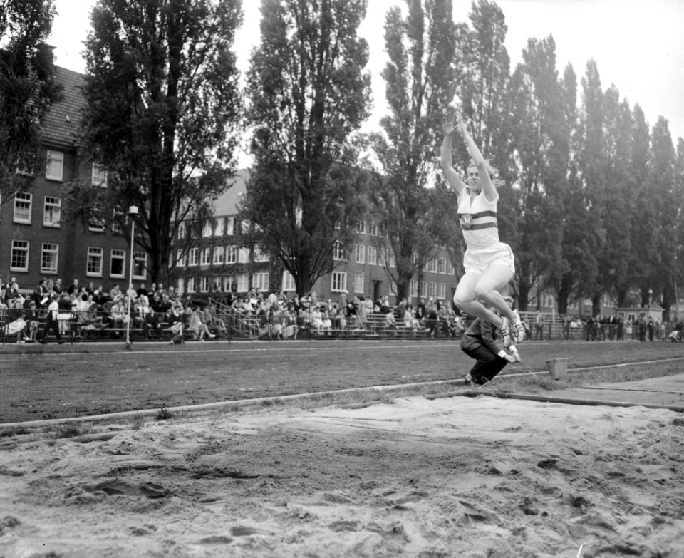 Nationale atletiekwedstrijden op de Sintelbaan te Amsterdam verspringen, Bestanddeelnr 911-2577