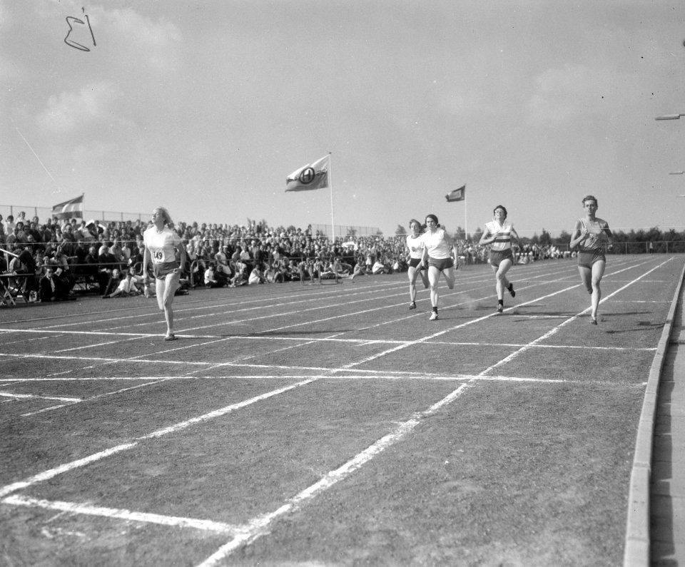 Nationale Atletiekwedstrijden te Haarlem, finish 200 met dames, Corrie Bakker (e, Bestanddeelnr 919-4683