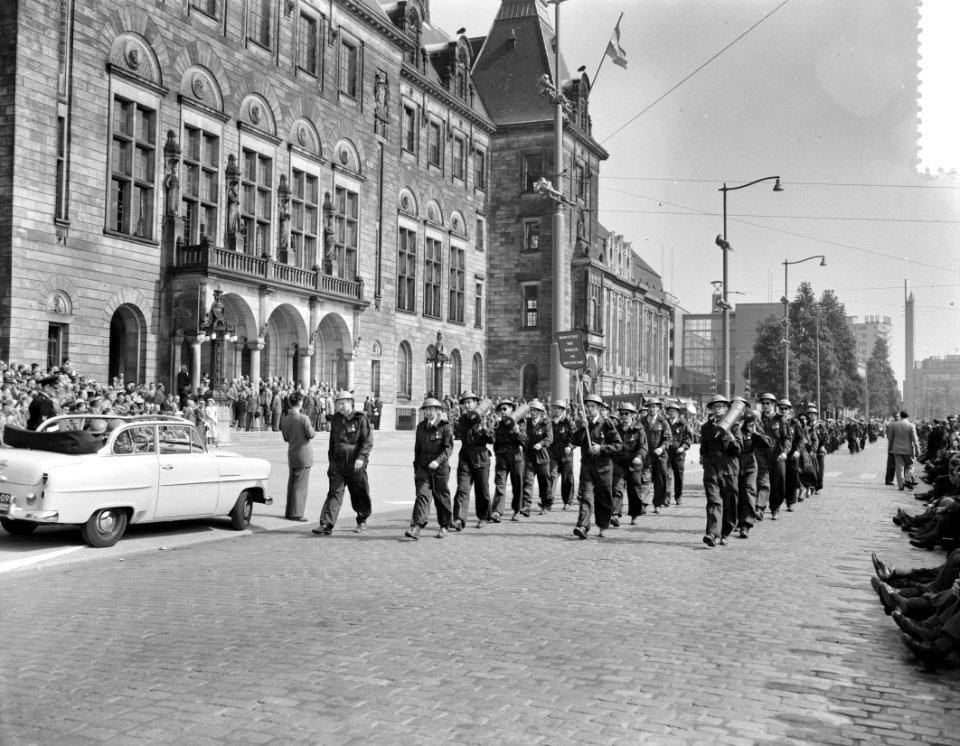 Nationale BB demonstratie te Rotterdam, defile stadhuis, Bestanddeelnr 907-2042