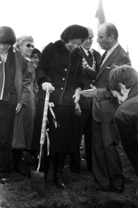 Nationale Boomplantdag Prinses Beatrix plant eerste bo voor bos in Zwolle, Bestanddeelnr 930-7454