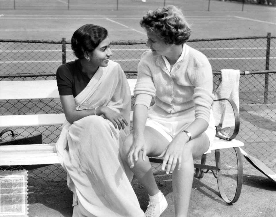 Nationale Tenniskampioenschappen Den Haag F. Ten Bosch (rechts) en mevrouw Davos, Bestanddeelnr 905-2656