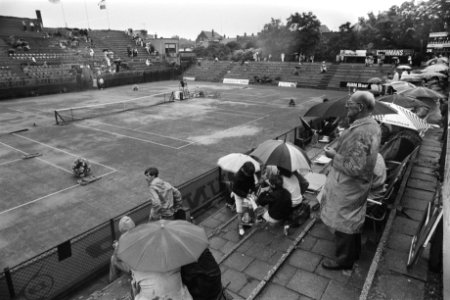 Nationale tenniskampioenschappen, Scheveningen publiek in de regen op METS-baan, Bestanddeelnr 932-2790