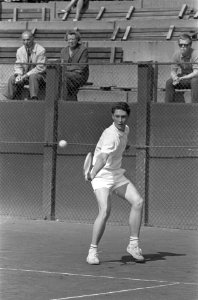 Nationale Tenniskampioenschappen op Metsbanen, Jan Hordi in aktie, Bestanddeelnr 919-4353