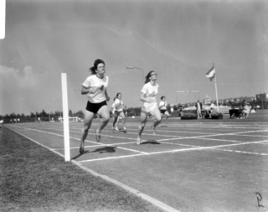 Nationale Atletiekwedstrijden te Haarlem, finish dames 100 meter rechts Lia Vonk, Bestanddeelnr 919-4690