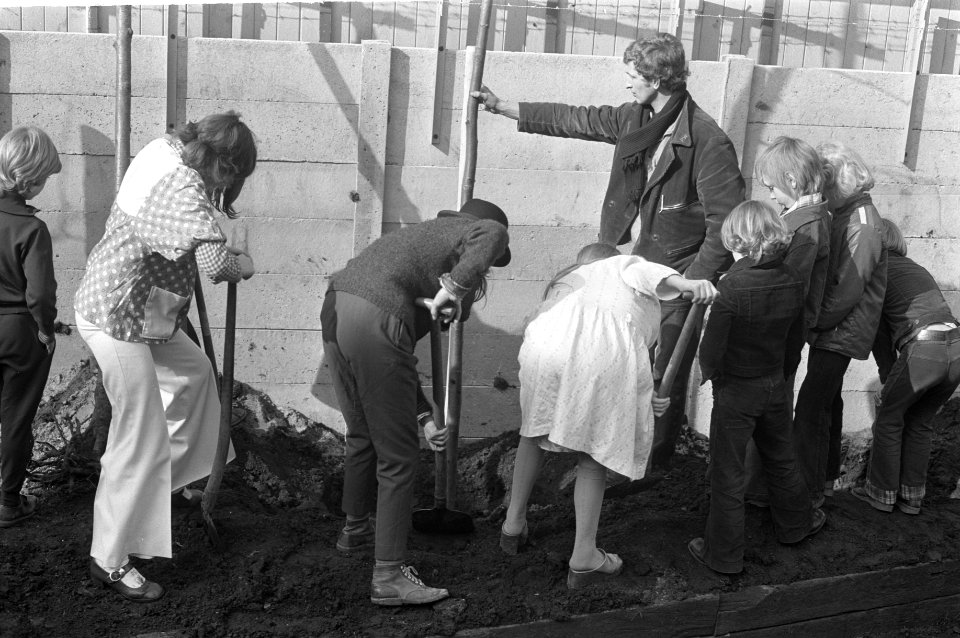Nationale Boomplantdag, Amsterdam, Roel van Duijn (rechts) plant boom, Bestanddeelnr 926-3056