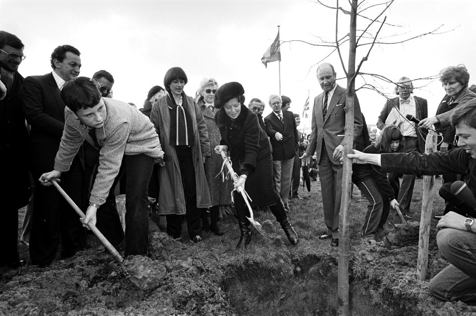 Nationale Boomplantdag Prinses Beatrix plant eerste bo voor bos in Zwolle, Bestanddeelnr 930-7451