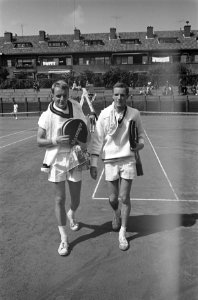 Nationale Tenniskampioenschappen op de METS-banen Tom Okker (rechts) en F van , Bestanddeelnr 915-4510