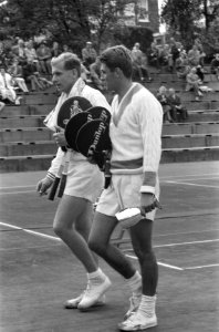 Nationale Tenniskampioenschappen. Overhandiging beker aan mevrouw Baars, Bestanddeelnr 912-8508