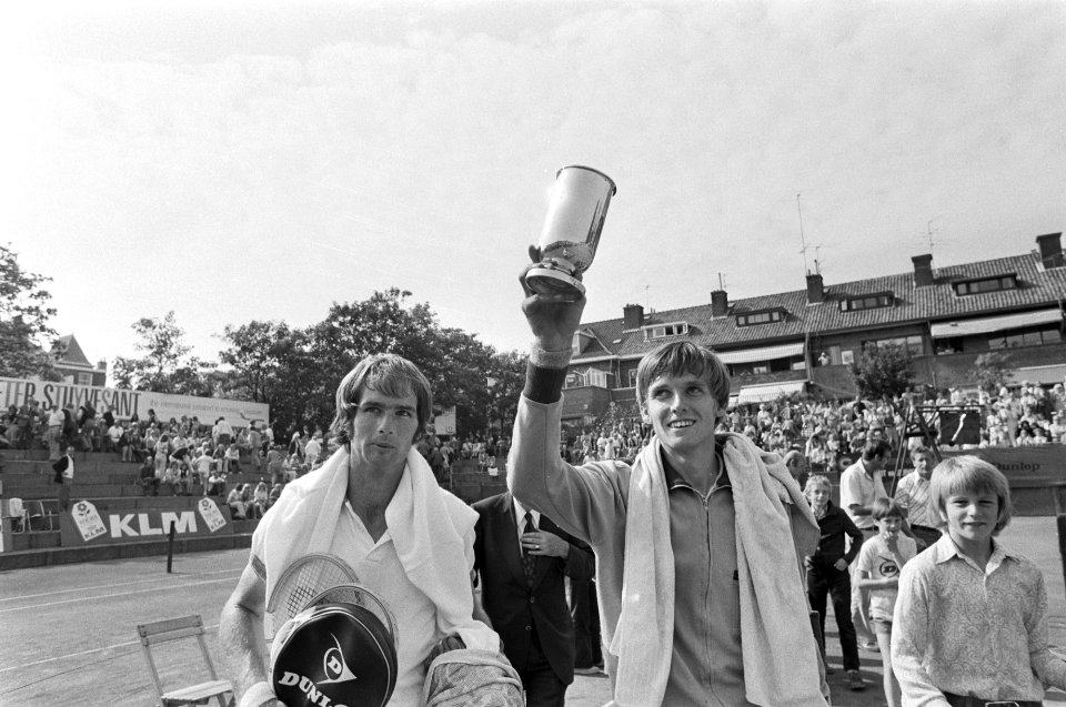 Nationale tenniskampioenschappen in Scheveningen kampioe L Sanders met de beke, Bestanddeelnr 927-3928