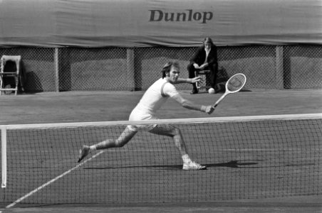 Nationale tenniskampioenschappen in Scheveningen nr 7 Hemmes in actie, Bestanddeelnr 927-3931