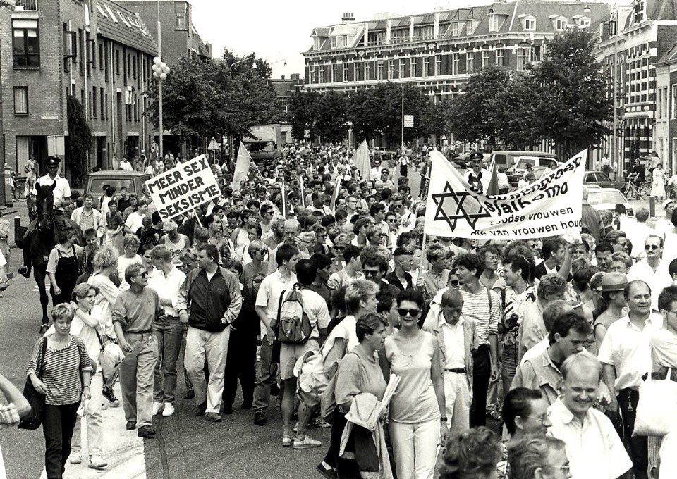 Nassaulaan, roze zaterdag, homo manifestatie. 10.000 Homo's en lesbische vrouwen bezochten Haarlemm. Aangekocht van United Photos de Boer bv. - Negatiefnummer 30833 k 17 a. - Gepubliceerd in het Haarl