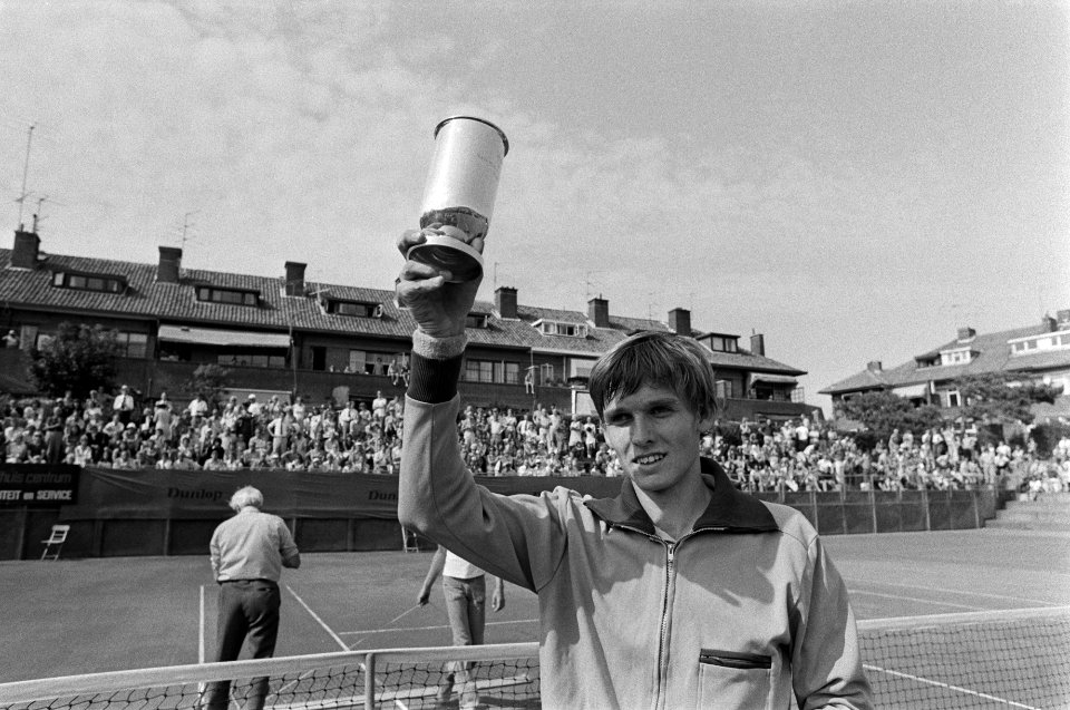 Nationale tenniskampioenschappen in Scheveningen Sanders met beker, Bestanddeelnr 927-3932