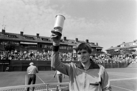 Nationale tenniskampioenschappen in Scheveningen Sanders met beker, Bestanddeelnr 927-3932