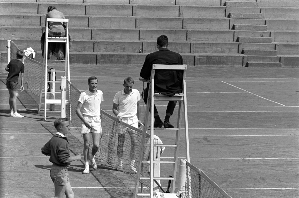 Nationale Tenniskampioenschappen op de METS-banen Tom Okker rechts en F van Br, Bestanddeelnr 915-4512
