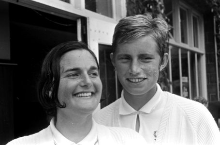 Nationale Tenniskampioenschappen op Metsbanen, Els Spruy (l) en Trudy Groenman i, Bestanddeelnr 919-4423